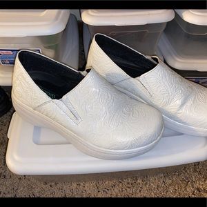 Comfy nurse shoes! Size 6.5